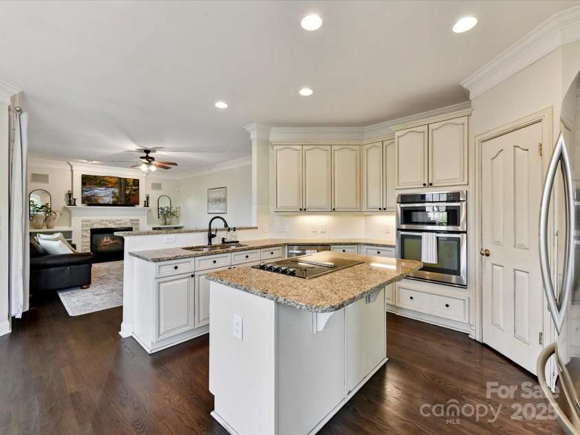 4032 Cambridge Hill Lane, Charlotte, NC 28270.  MLS# CAR4277573, YatesRealty ID 33179. The kitchen is open to the family room and features under cabinet lighting, ss appliances and a pantry.