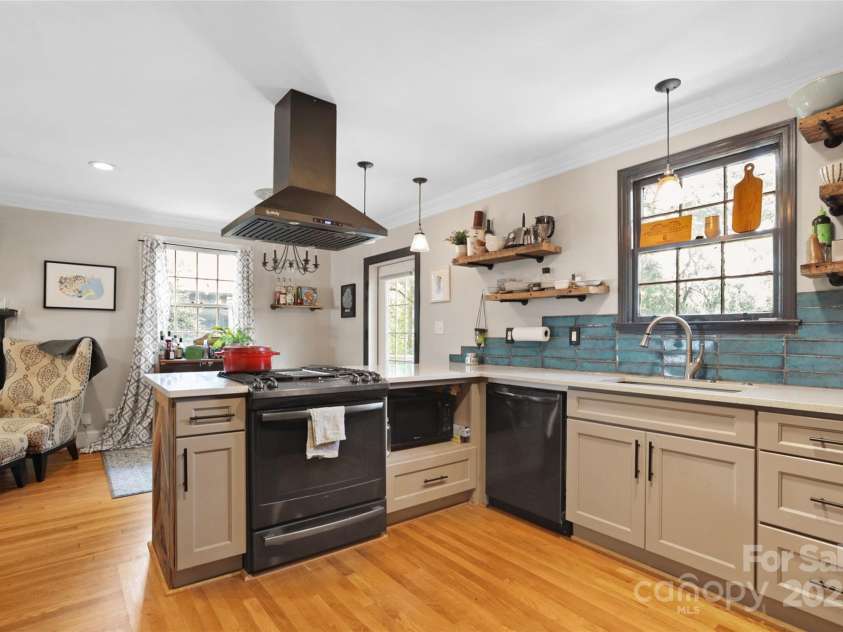 1825 Beckwith Place, Charlotte, NC 28205.  MLS# CAR4282243, YatesRealty ID 33180. 