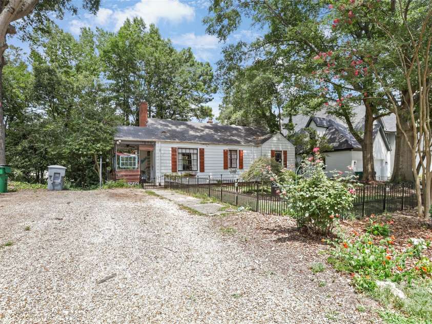1825 Beckwith Place, Charlotte, NC 28205.  MLS# CAR4282243, YatesRealty ID 33180. 
