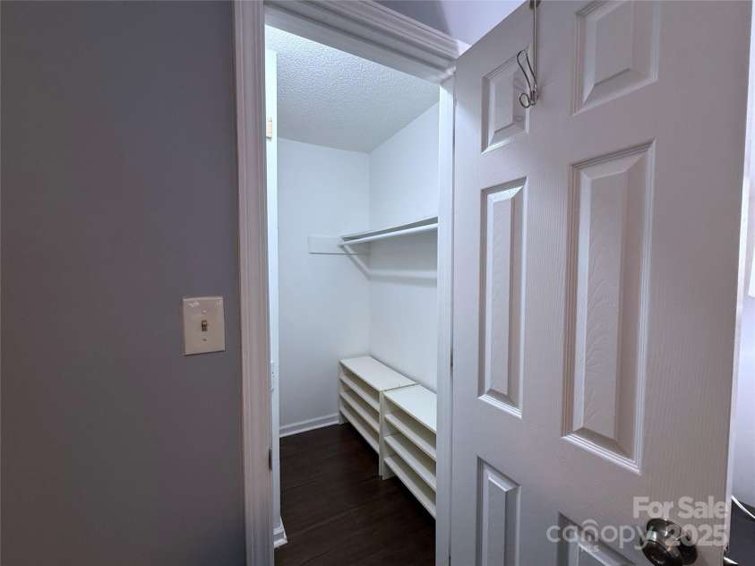 6007 Crosswood Court, Charlotte, NC 28215.  MLS# CAR4271752, YatesRealty ID 33181. 