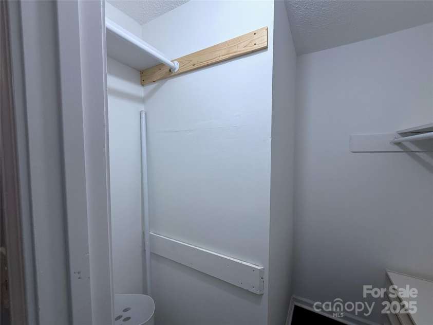 6007 Crosswood Court, Charlotte, NC 28215.  MLS# CAR4271752, YatesRealty ID 33181. 