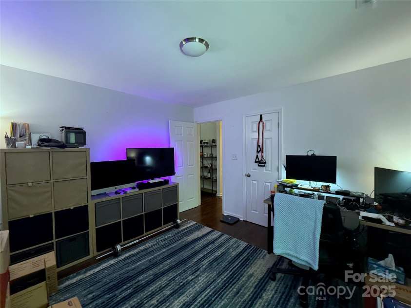 6007 Crosswood Court, Charlotte, NC 28215.  MLS# CAR4271752, YatesRealty ID 33181. 