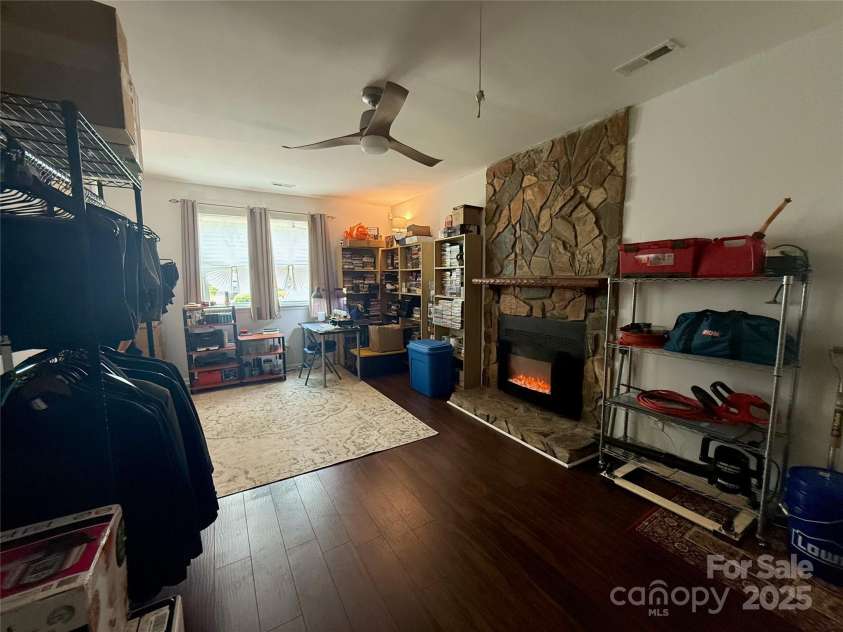 6007 Crosswood Court, Charlotte, NC 28215.  MLS# CAR4271752, YatesRealty ID 33181. 