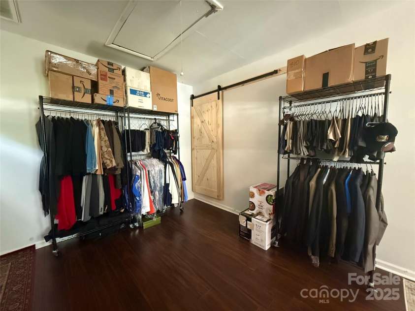 6007 Crosswood Court, Charlotte, NC 28215.  MLS# CAR4271752, YatesRealty ID 33181. 