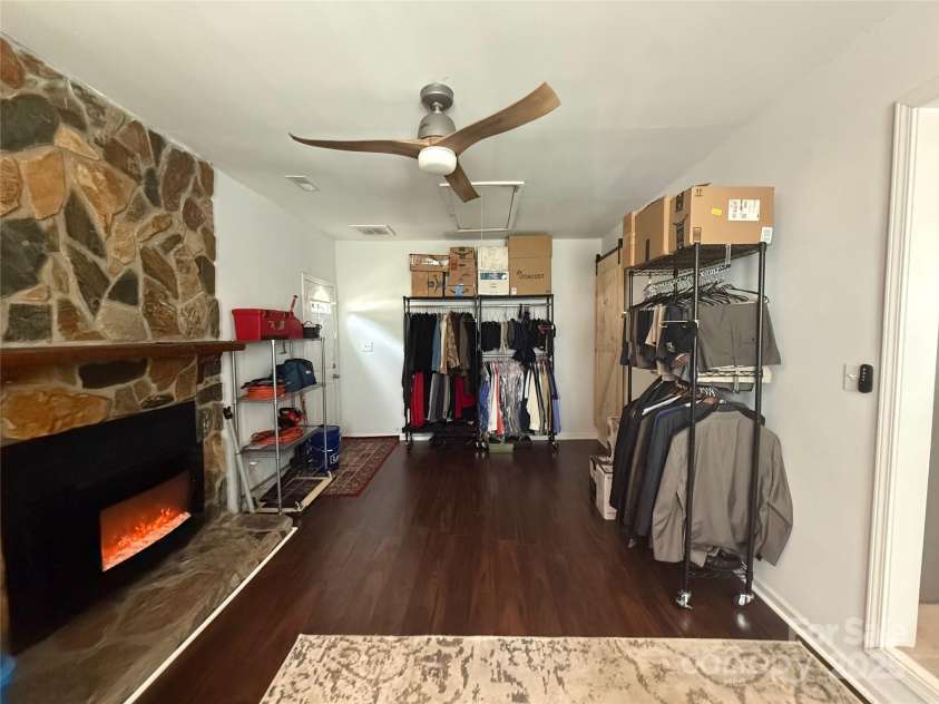 6007 Crosswood Court, Charlotte, NC 28215.  MLS# CAR4271752, YatesRealty ID 33181. 