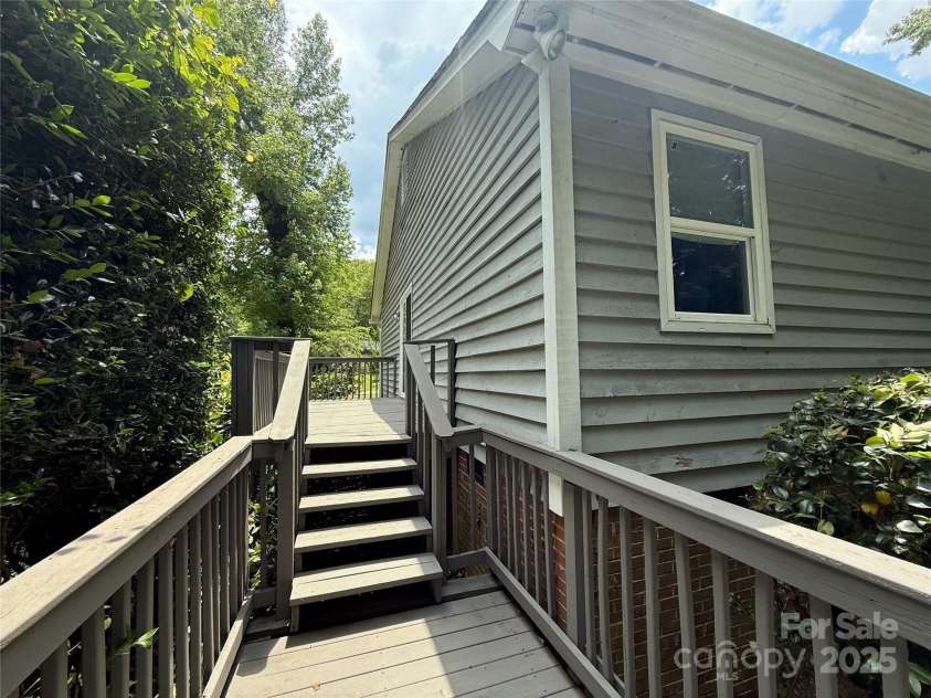 6007 Crosswood Court, Charlotte, NC 28215.  MLS# CAR4271752, YatesRealty ID 33181. 