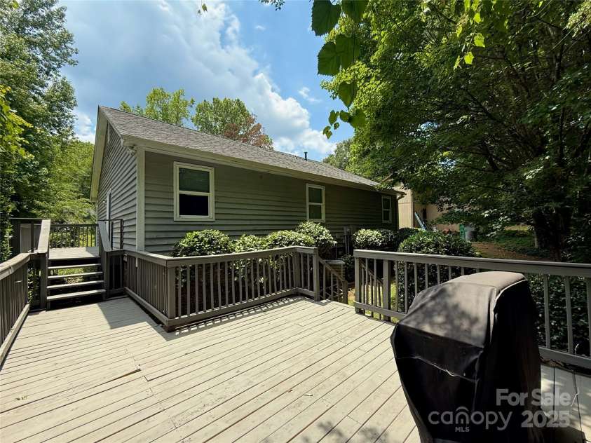 6007 Crosswood Court, Charlotte, NC 28215.  MLS# CAR4271752, YatesRealty ID 33181. 