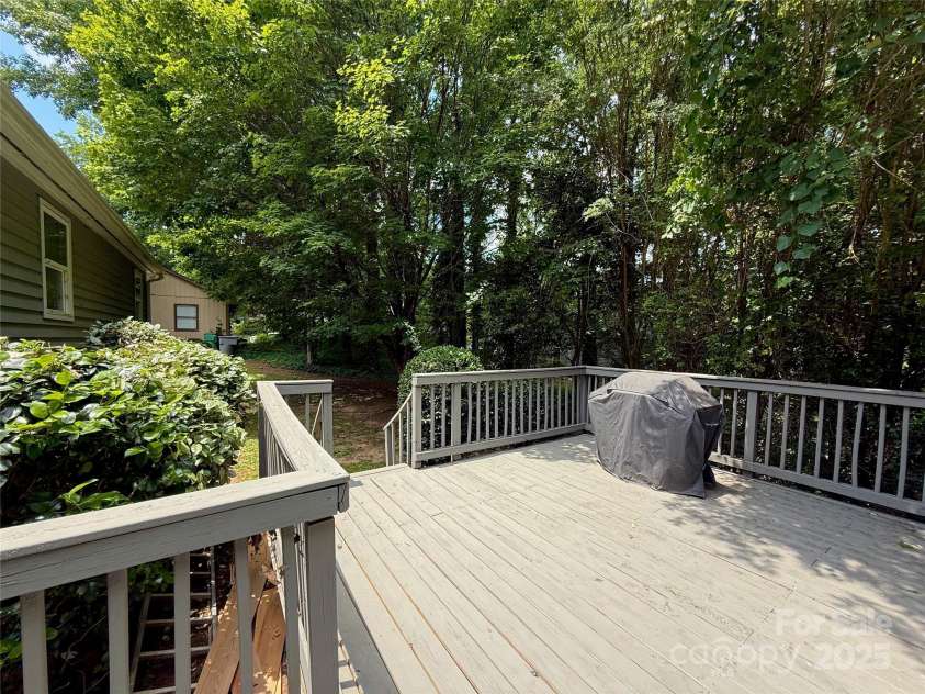 6007 Crosswood Court, Charlotte, NC 28215.  MLS# CAR4271752, YatesRealty ID 33181. 
