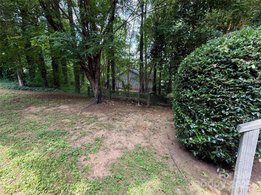 6007 Crosswood Court, Charlotte, NC 28215.  MLS# CAR4271752, YatesRealty ID 33181. 