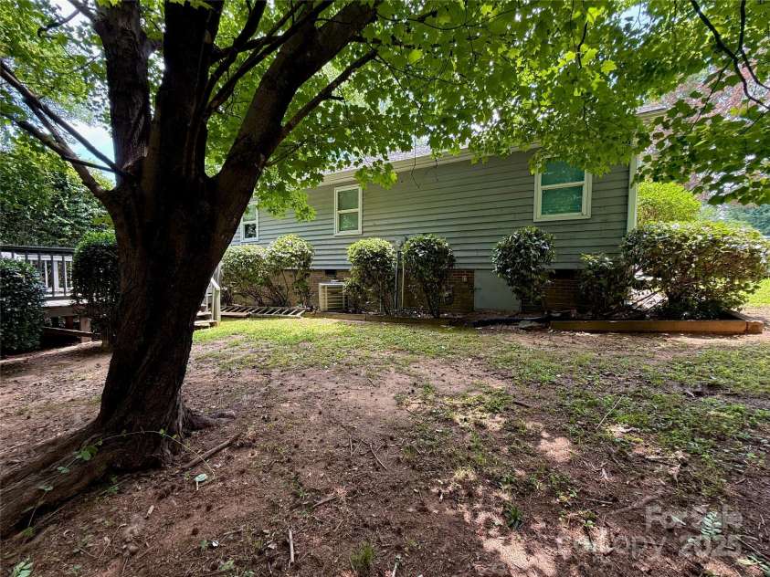 6007 Crosswood Court, Charlotte, NC 28215.  MLS# CAR4271752, YatesRealty ID 33181. 
