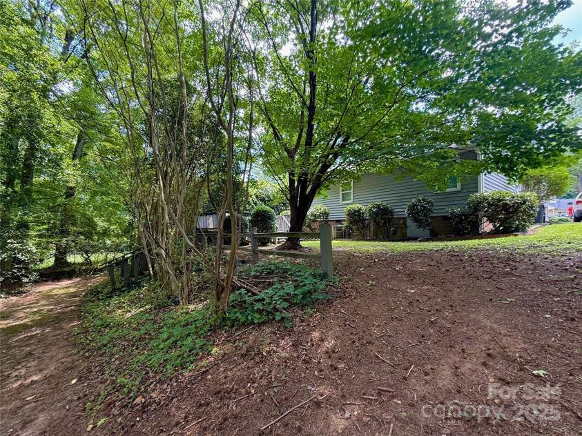 6007 Crosswood Court, Charlotte, NC 28215.  MLS# CAR4271752, YatesRealty ID 33181. 
