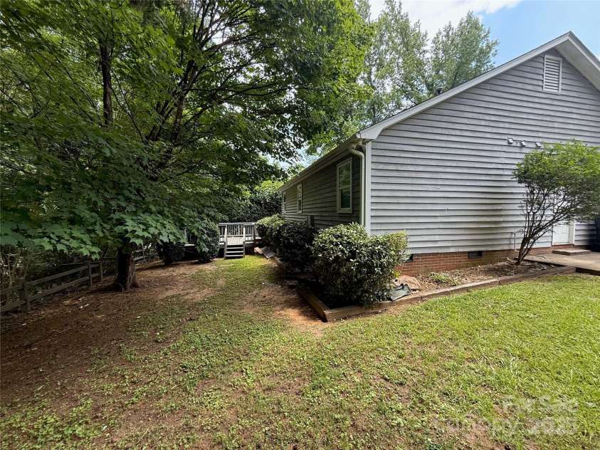 6007 Crosswood Court, Charlotte, NC 28215.  MLS# CAR4271752, YatesRealty ID 33181. 