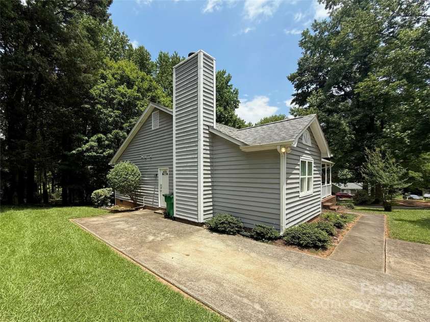 6007 Crosswood Court, Charlotte, NC 28215.  MLS# CAR4271752, YatesRealty ID 33181. 