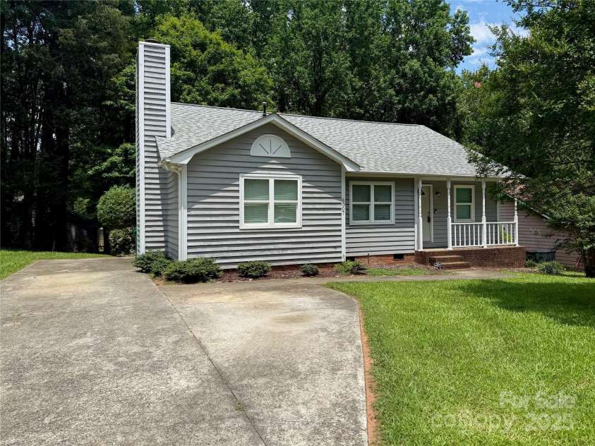 6007 Crosswood Court, Charlotte, NC 28215.  MLS# CAR4271752, YatesRealty ID 33181. 
