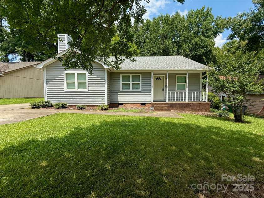 6007 Crosswood Court, Charlotte, NC 28215.  MLS# CAR4271752, YatesRealty ID 33181. 