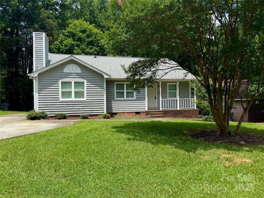6007 Crosswood Court, Charlotte, NC 28215.  MLS# CAR4271752, YatesRealty ID 33181. 