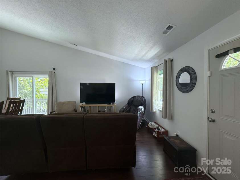 6007 Crosswood Court, Charlotte, NC 28215.  MLS# CAR4271752, YatesRealty ID 33181. 