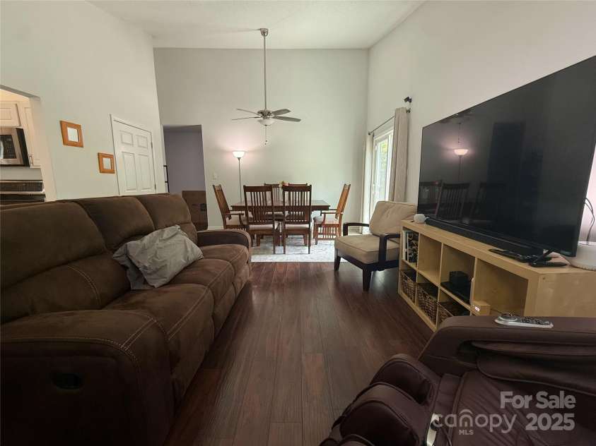 6007 Crosswood Court, Charlotte, NC 28215.  MLS# CAR4271752, YatesRealty ID 33181. 
