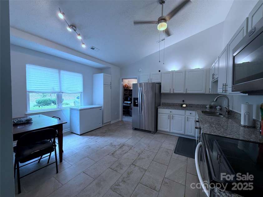 6007 Crosswood Court, Charlotte, NC 28215.  MLS# CAR4271752, YatesRealty ID 33181. 