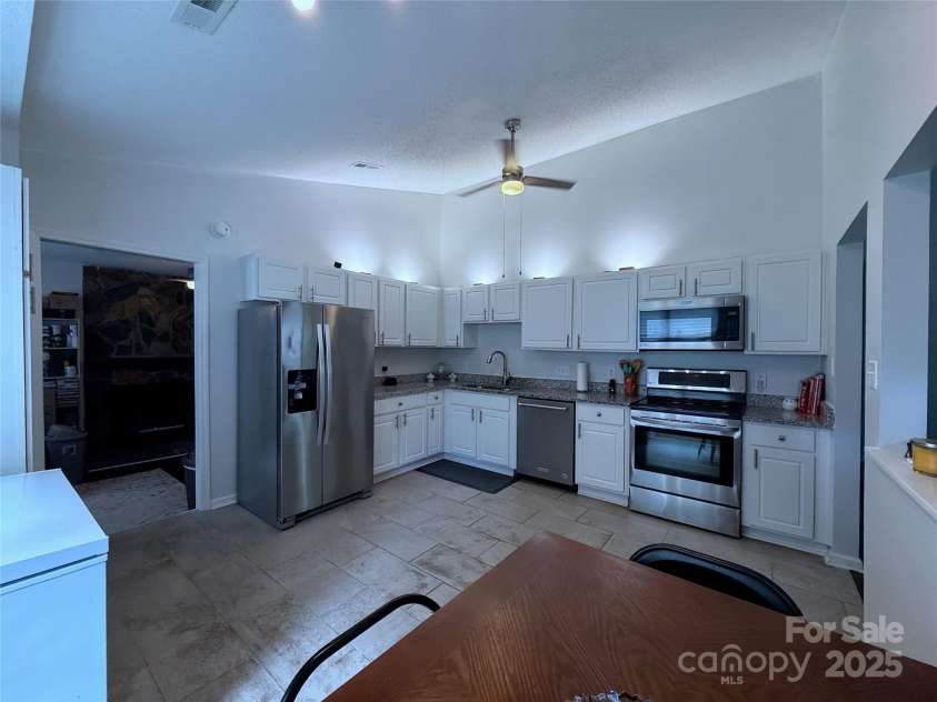 6007 Crosswood Court, Charlotte, NC 28215.  MLS# CAR4271752, YatesRealty ID 33181. 