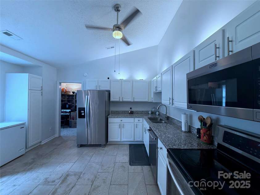 6007 Crosswood Court, Charlotte, NC 28215.  MLS# CAR4271752, YatesRealty ID 33181. 
