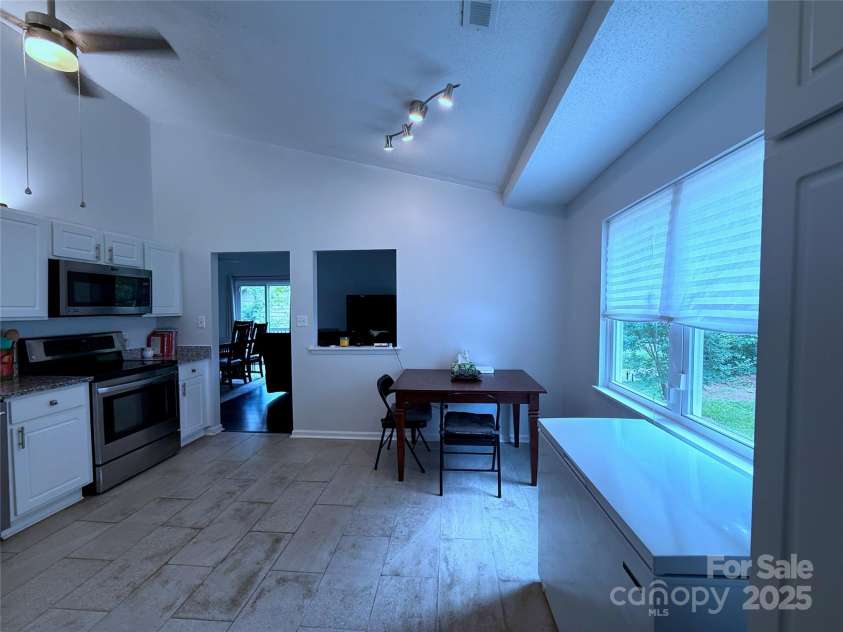 6007 Crosswood Court, Charlotte, NC 28215.  MLS# CAR4271752, YatesRealty ID 33181. 
