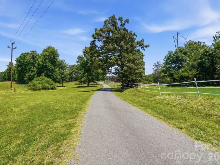 5835 Kreps Road, Clover, SC 29710.  MLS# CAR4397393, YatesRealty ID 33188. Driveway