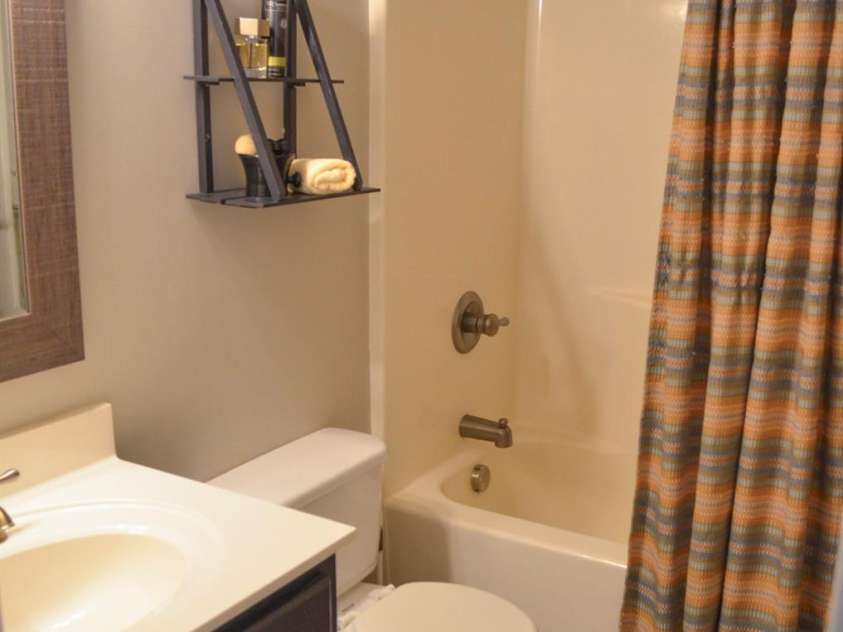 5665 Gold Creek Bay Drive, Hickory, NC 28601.  MLS# CAR4286069, YatesRealty ID 3319. Bathroom #2