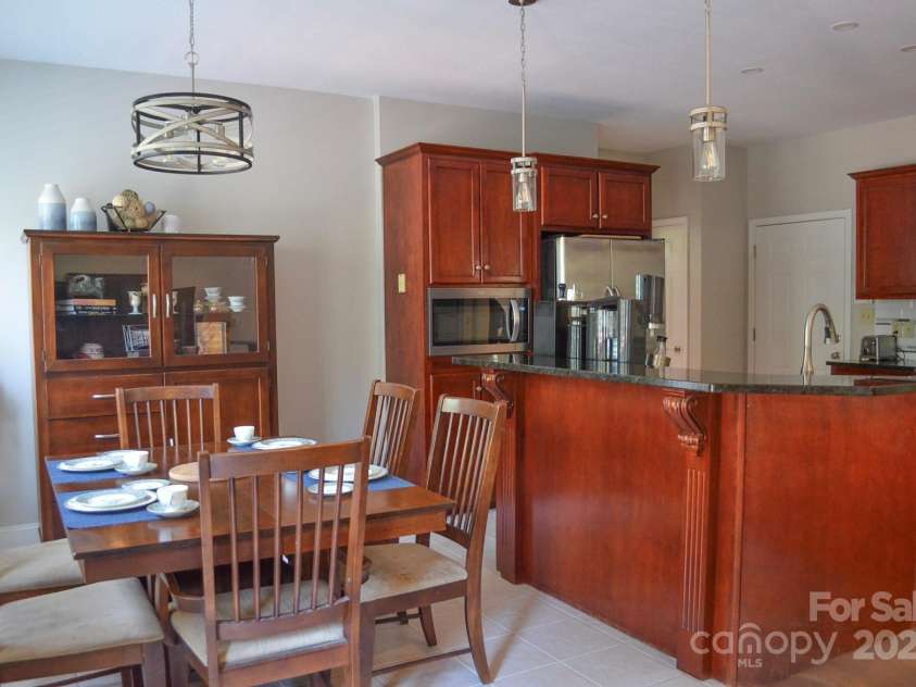5665 Gold Creek Bay Drive, Hickory, NC 28601.  MLS# CAR4286069, YatesRealty ID 3319. Breakfast Nook