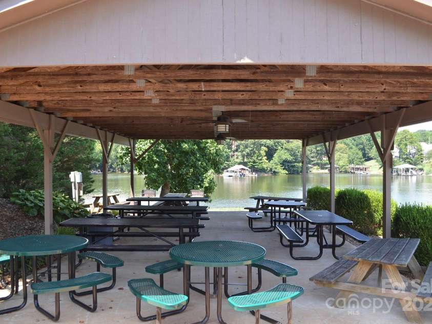 5665 Gold Creek Bay Drive, Hickory, NC 28601.  MLS# CAR4286069, YatesRealty ID 3319. Community Picnic Area