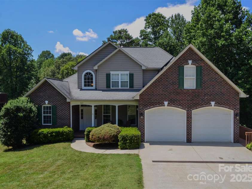 5665 Gold Creek Bay Drive, Hickory, NC 28601.  MLS# CAR4286069, YatesRealty ID 3319. Front of House