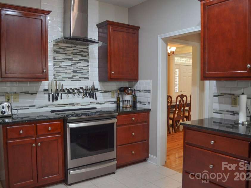 5665 Gold Creek Bay Drive, Hickory, NC 28601.  MLS# CAR4286069, YatesRealty ID 3319. Kitchen