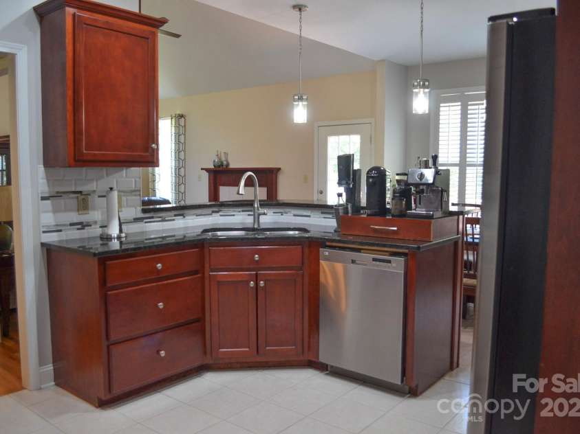 5665 Gold Creek Bay Drive, Hickory, NC 28601.  MLS# CAR4286069, YatesRealty ID 3319. Kitchen