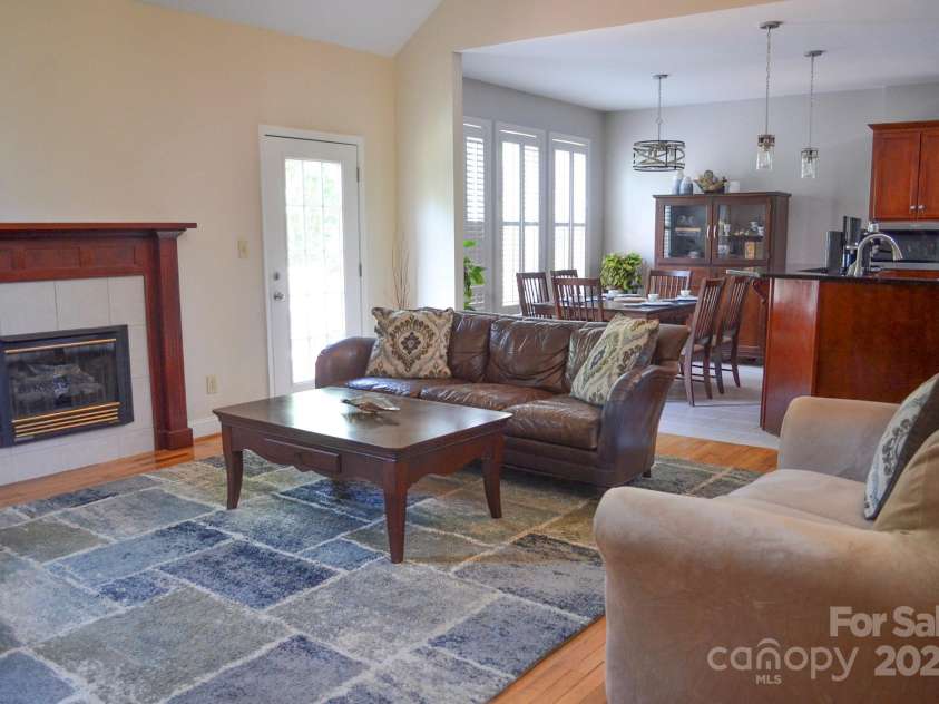 5665 Gold Creek Bay Drive, Hickory, NC 28601.  MLS# CAR4286069, YatesRealty ID 3319. Living Room