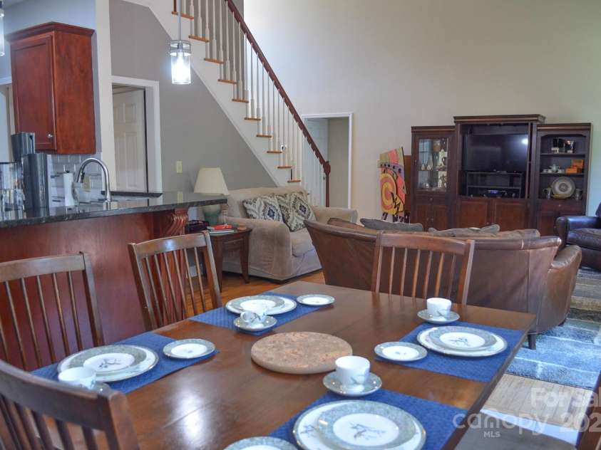 5665 Gold Creek Bay Drive, Hickory, NC 28601.  MLS# CAR4286069, YatesRealty ID 3319. Living Room 