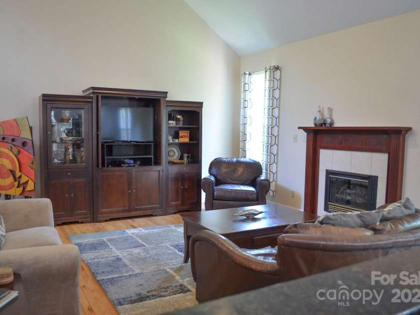 5665 Gold Creek Bay Drive, Hickory, NC 28601.  MLS# CAR4286069, YatesRealty ID 3319. Living Room 