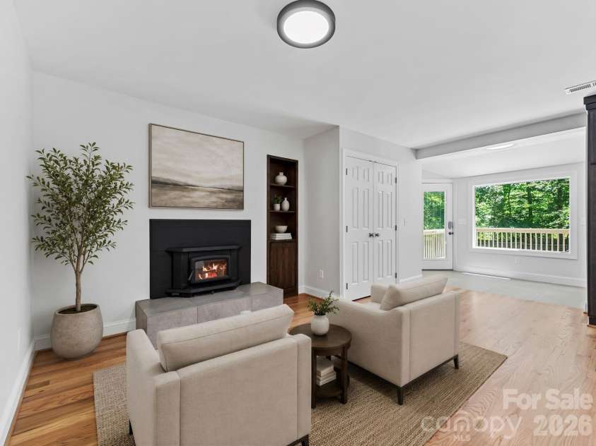 26 Glen Cove Road, Arden, NC 28704.  MLS# CAR4394525, YatesRealty ID 33191. Sitting area