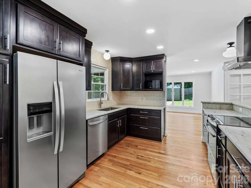 26 Glen Cove Road, Arden, NC 28704.  MLS# CAR4394525, YatesRealty ID 33191. Tiled backsplash