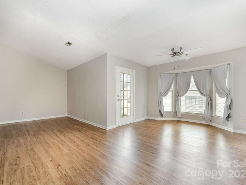 6219 Rosecroft Drive, Charlotte, NC 28215.  MLS# CAR4291805, YatesRealty ID 33191. 
