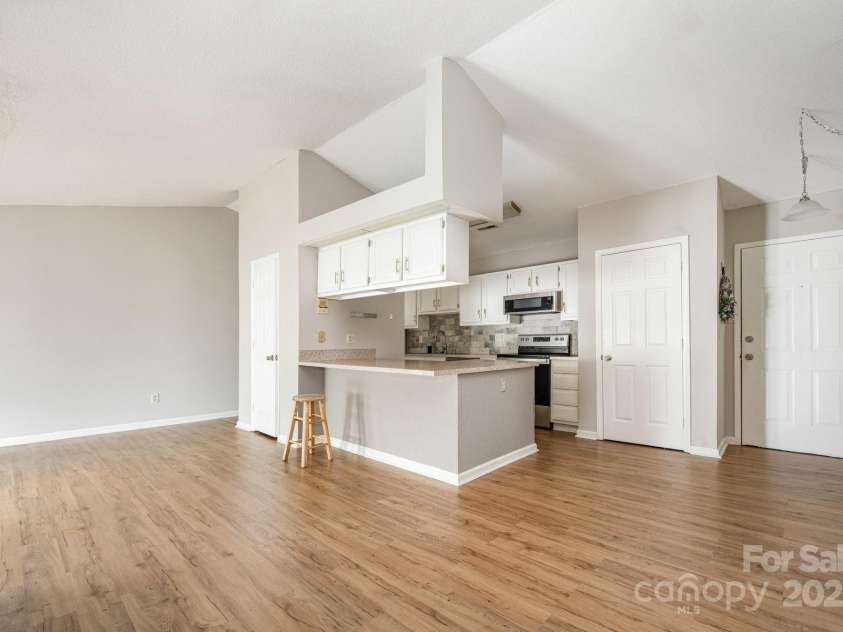 6219 Rosecroft Drive, Charlotte, NC 28215.  MLS# CAR4291805, YatesRealty ID 33191. 