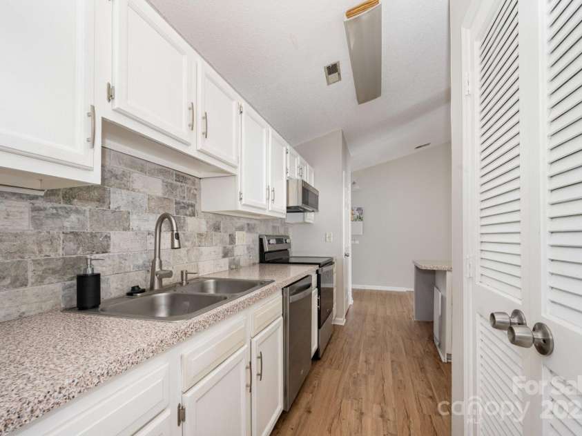 6219 Rosecroft Drive, Charlotte, NC 28215.  MLS# CAR4291805, YatesRealty ID 33191. 