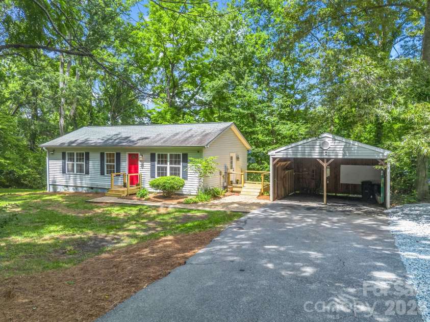 30 Lake Forest Lane, Hendersonville, NC 28739.  MLS# CAR4394922, YatesRealty ID 33193. 
