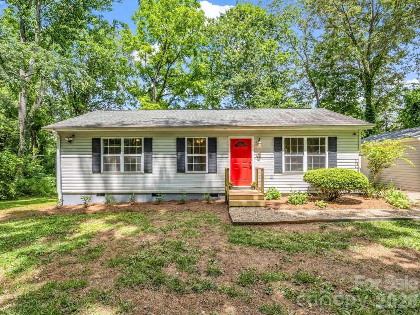 30 Lake Forest Lane, Hendersonville, NC 28739.  MLS# CAR4394922, YatesRealty ID 33193. 