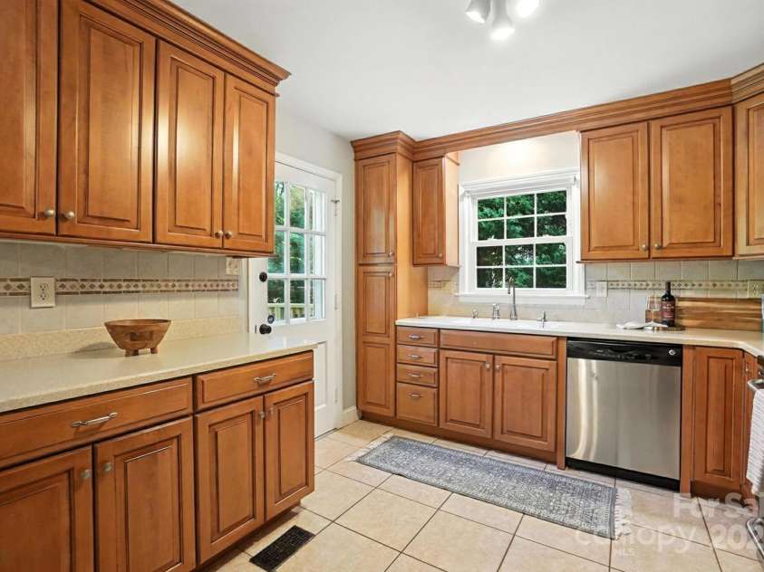 6208 Colchester Place, Charlotte, NC 28210.  MLS# CAR4283385, YatesRealty ID 33193. 