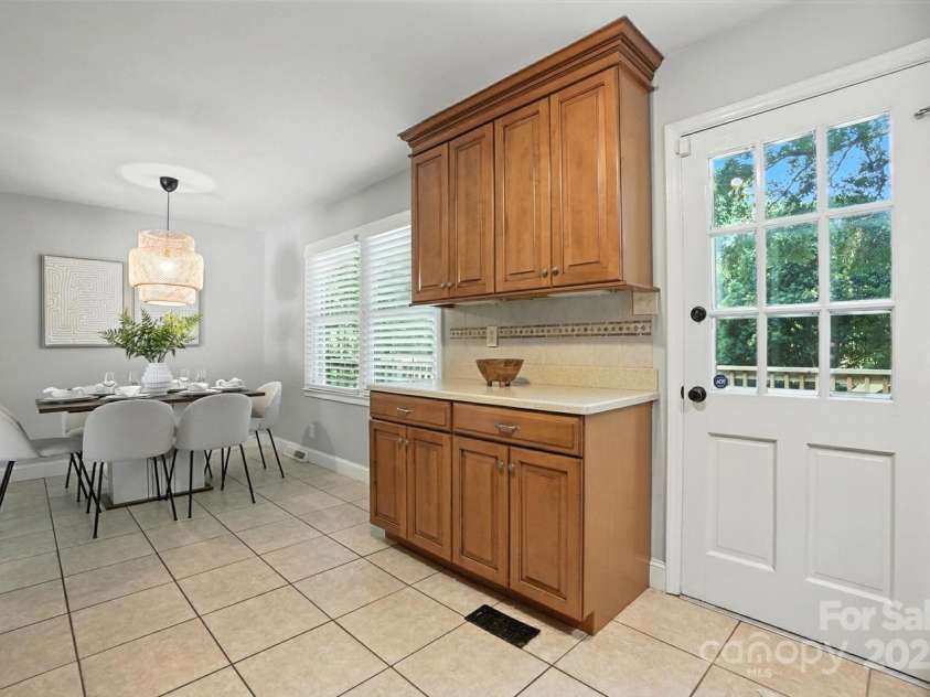 6208 Colchester Place, Charlotte, NC 28210.  MLS# CAR4283385, YatesRealty ID 33193. 