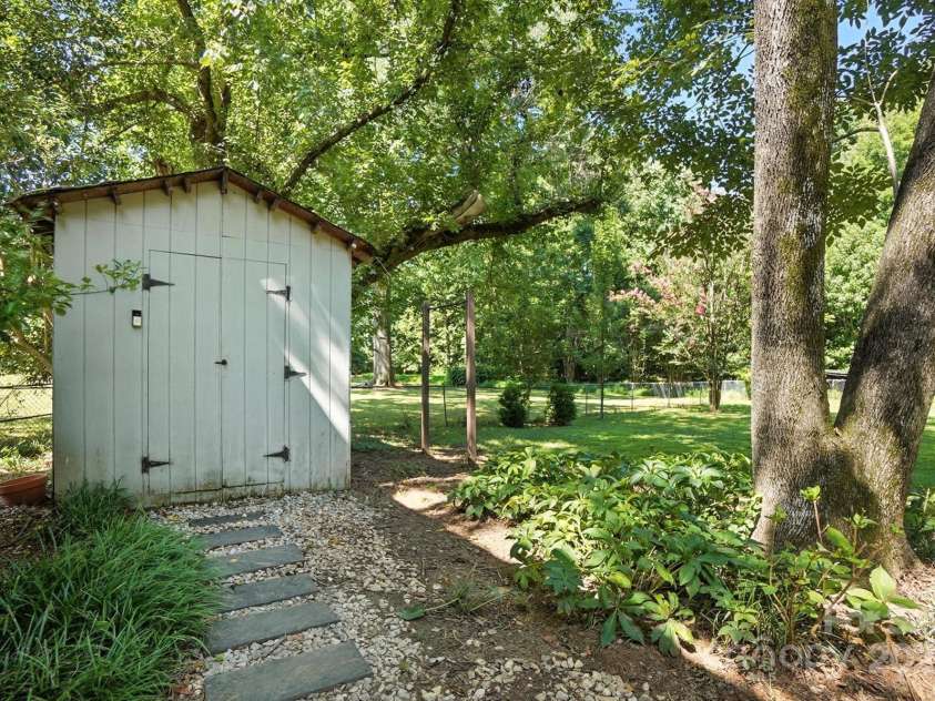 6208 Colchester Place, Charlotte, NC 28210.  MLS# CAR4283385, YatesRealty ID 33193. 