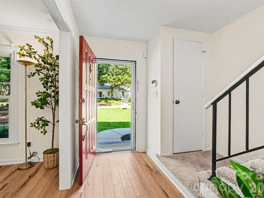 9322 New Towne Drive, Matthews, NC 28105.  MLS# CAR4389735, YatesRealty ID 33195. Entryway