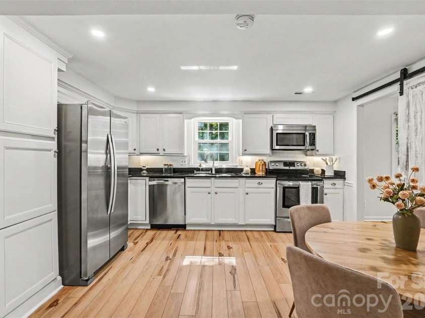 9322 New Towne Drive, Matthews, NC 28105.  MLS# CAR4389735, YatesRealty ID 33195. Kitchen