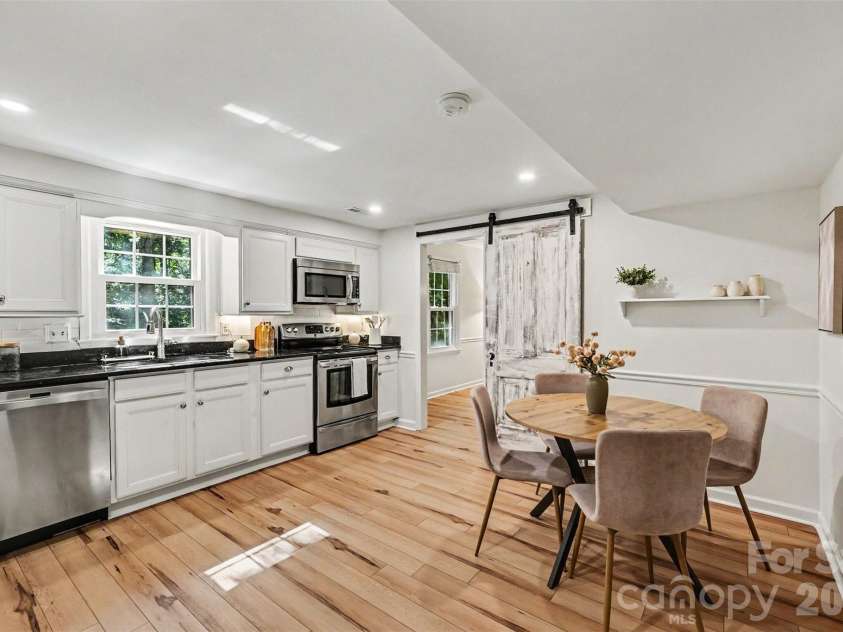 9322 New Towne Drive, Matthews, NC 28105.  MLS# CAR4389735, YatesRealty ID 33195. Kitchen