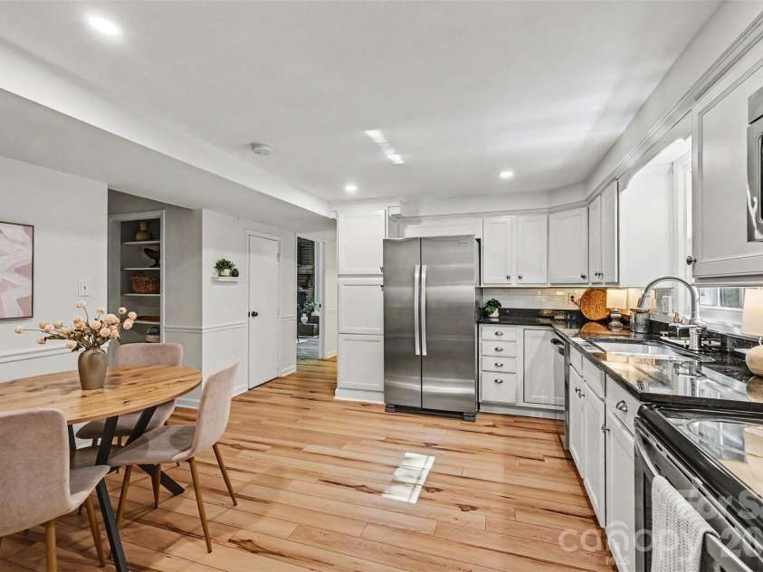 9322 New Towne Drive, Matthews, NC 28105.  MLS# CAR4389735, YatesRealty ID 33195. Kitchen